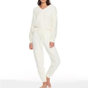 Bare Necessities NWT Cozy Vanilla Jogger Set - L